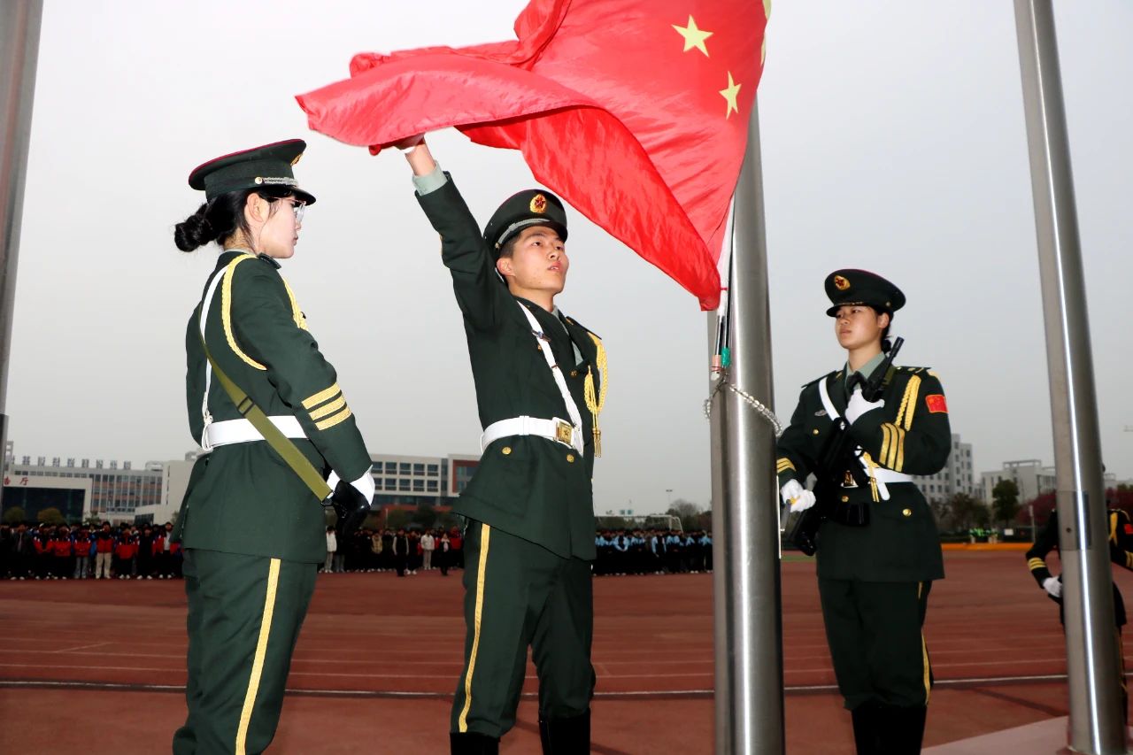 学院举行新学期升旗仪式暨国旗下的讲话活动